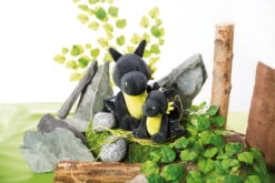 Nici 47996 Kissen Drache Dragor Schwarz-gelb Rechteckig 43x25cm Plüsch Dragonia -Spielwarenladen 47994 06 47993 Milieu 2048x1365 1