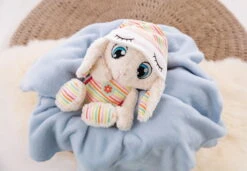 Nici 48291 Schlafmützen Schaf Jolala 38cm Plüsch Kuscheltier Schlenker -Spielwarenladen 48290 10 Milieu 2048x1418 1