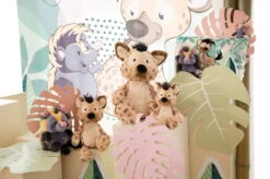 Nici 48867 Hyäne Helgi 52cm Plüsch Kuscheltier Schlenker GREEN Wild Friends -Spielwarenladen 48860 10 48865 48866 48867 48863 48864 Milieu 2048x1356